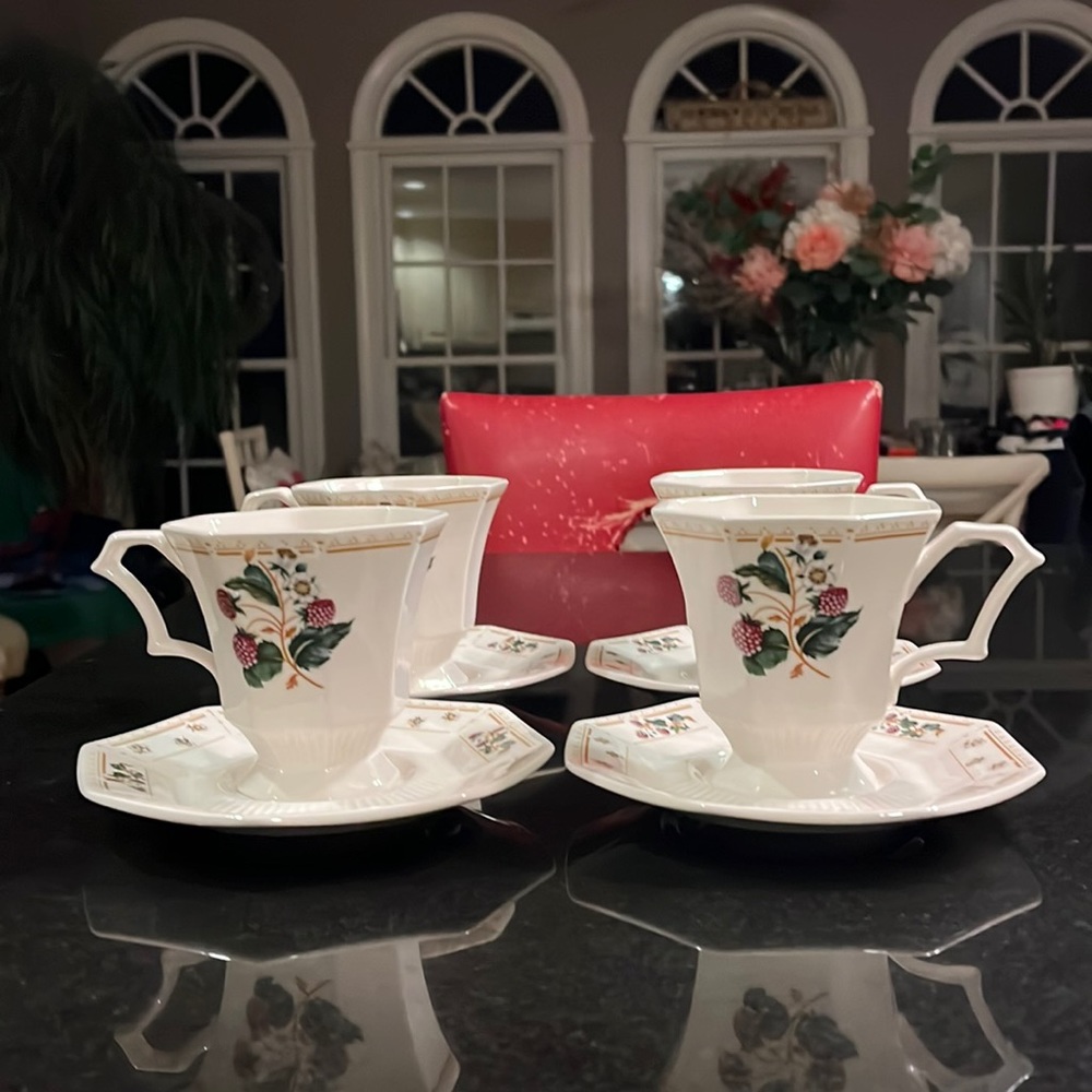 (4) NIKKO Classic Collection ORCHARD Fruit - Cup and Saucer - Set of 4